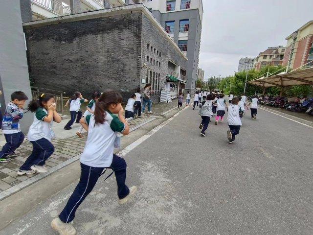 教育体育局：消防安全演练  筑牢安全防线.jpg