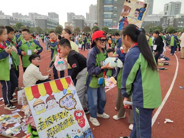 教育体育局：小市场 大甩卖 收获多多乐无穷.jpg