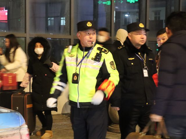 交通局：坚守春运岗 守护回家路5.jpg