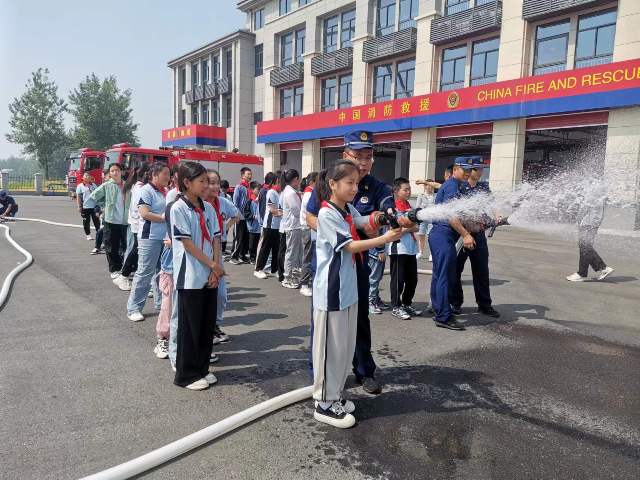 高沟镇：组织学生走进专职消防救援队学习观摩.jpg