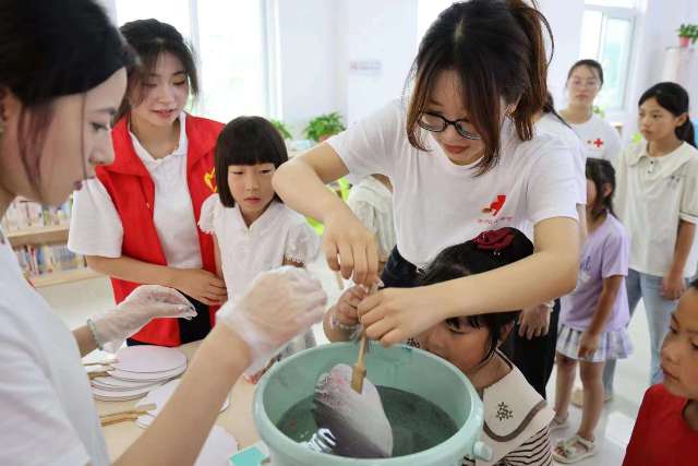 梁岔镇：情暖留守  爱暖童心1.jpg
