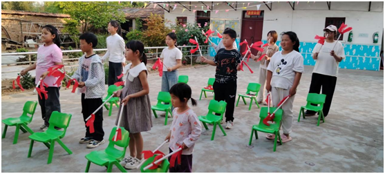 图二：金郑校外教育辅导站学生表演“椅子舞”.png