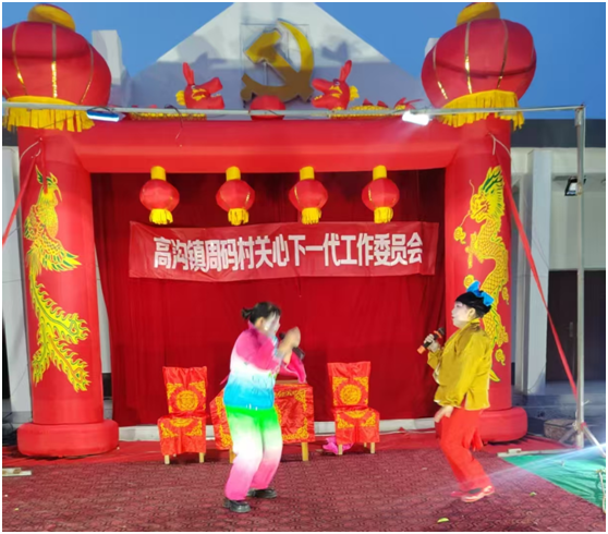 图九：周码村关工委“五、老”骨干表演二人转《夸夸我们村书记张海艳》.png