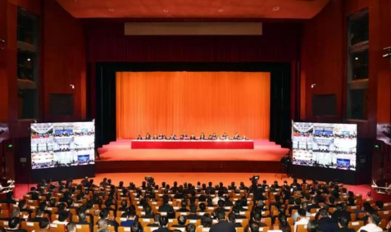 全市重特大项目攻坚暨优化营商环境大会...